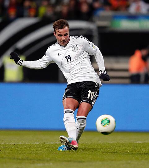 "Ich freue mich riesig, dass ich dabei 
bin. Mein Trainer Jürgen Klopp hat mir gesagt: 'Genieß es, das ist 
doch geil!' Das mache ich." (vor seinem ersten Länderspiel).