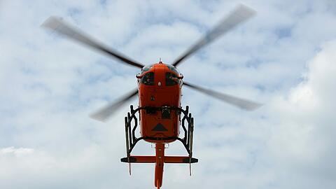 Der verletzte Bauarbeiter wurde mit dem Rettungshubschrauber in ein Krankenhaus geflogen.