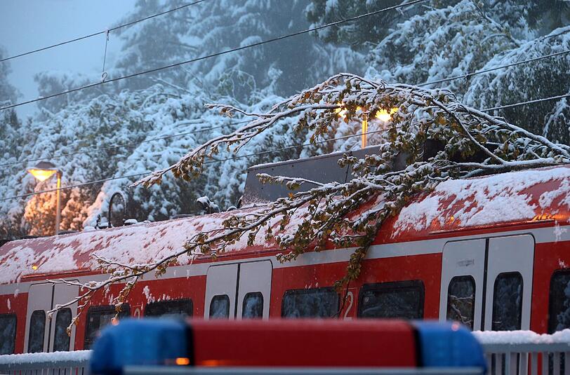 Wintereinbruch in Bayern: Schnee blockiert den Bahnverkehr.