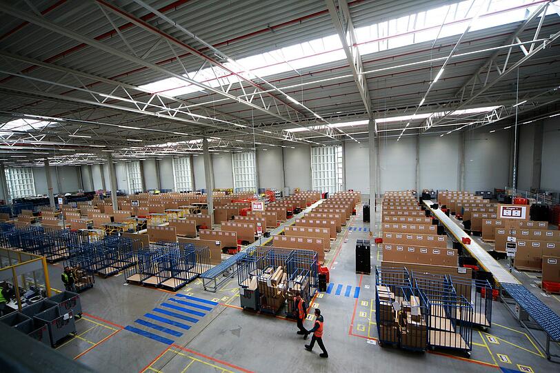 Die Halle in Olching. Auf 6800 Quadratmetern werden Pakete sortiert. München ist in fünf sogenannte Cluster unterteilt. Jedes Cluster hat ein blaues Lieferband.