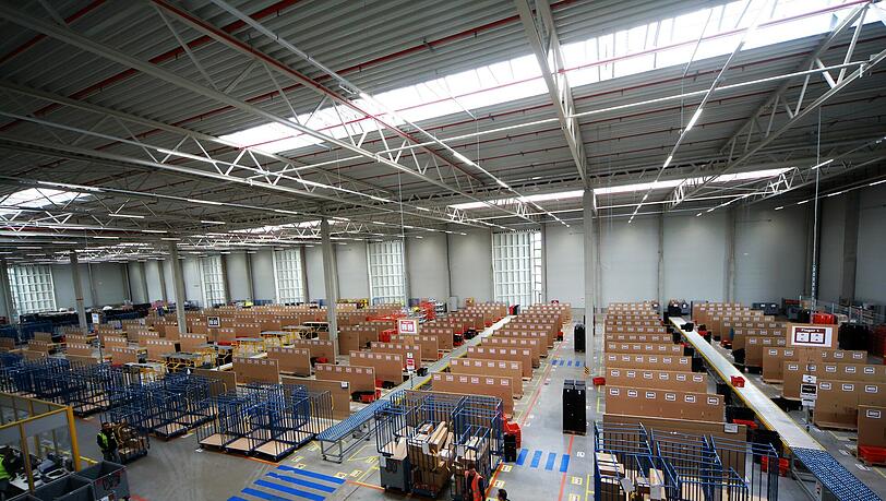 Die Halle in Olching. Auf 6800 Quadratmetern werden Pakete sortiert. München ist in fünf sogenannte Cluster unterteilt. Jedes Cluster hat ein blaues Lieferband. Die Halle in Olching. Auf 6800 Quadratmetern werden Pakete sortiert. München ist in fünf sogenannte Cluster unterteilt. Jedes Cluster hat ein blaues Lieferband.