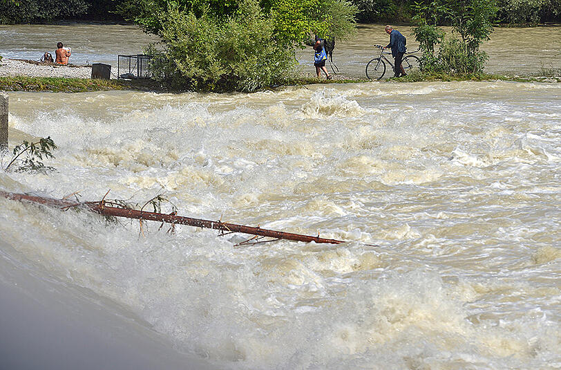 Die Isar hat derzeit einen deutlich höheren Pegelstand, auch die Strömung ist entsprechend hoch.