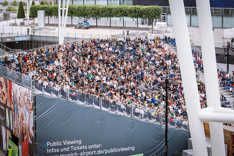40 Quadratmeter High-End-LED-Leinwand, 2000 Zuschauer, Musik, Essen und Trinken &ndash; und WM-Spannung pur: Sei live dabei beim packendsten Fußballerlebnis Münchens im MAC-Forum am Flughafen.