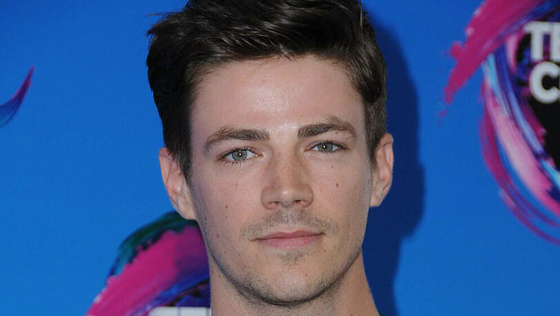 Grant Gustin trauert um den verstorbenen Logan Williams Grant Gustin trauert um den verstorbenen Logan Williams