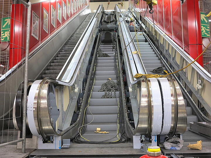 An der U-Bahnstation vom Ostbahnhof,  Eingang Nord ist bis Ende Mai eine Baustelle: drei Fahrtreppen werden ausgetauscht.