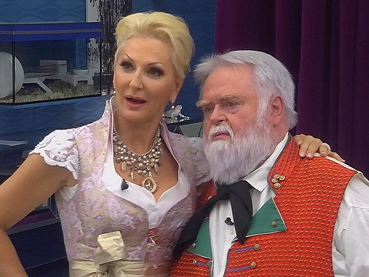 Die beiden Bewohner Désirée Nick und Wilfried Gliem während ihres Einzugs