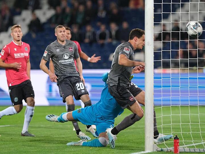 Georg Margreitter macht für den FC Nürnberg das Tor zum 1:0 gegen Hannover 96 per Kopf.