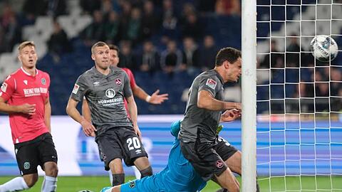 Georg Margreitter macht für den FC Nürnberg das Tor zum 1:0 gegen Hannover 96 per Kopf.