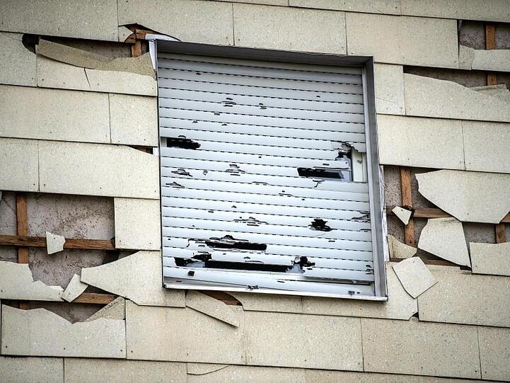 In mehreren Orten im Großraum München wurden durch den Hagel Fassaden und Fenster zerstört.