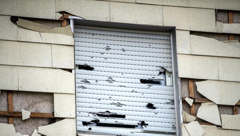In mehreren Orten im Großraum München wurden durch den Hagel Fassaden und Fenster zerstört.