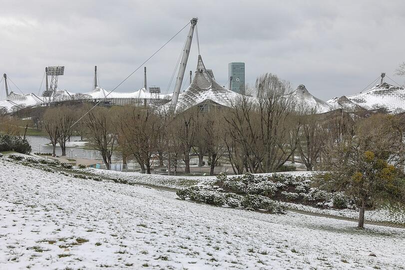 Der Olympiapark ist weiß - zum Rodeln reicht's aber nicht mehr ganz.