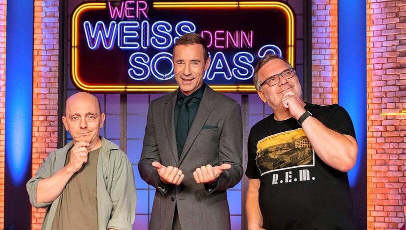 "Wer weiß denn sowas?": Moderator Kai Pflaume (M.) und die beiden Rateteam-Kapitäne Bernhard Hoëcker (l.) und Elton.