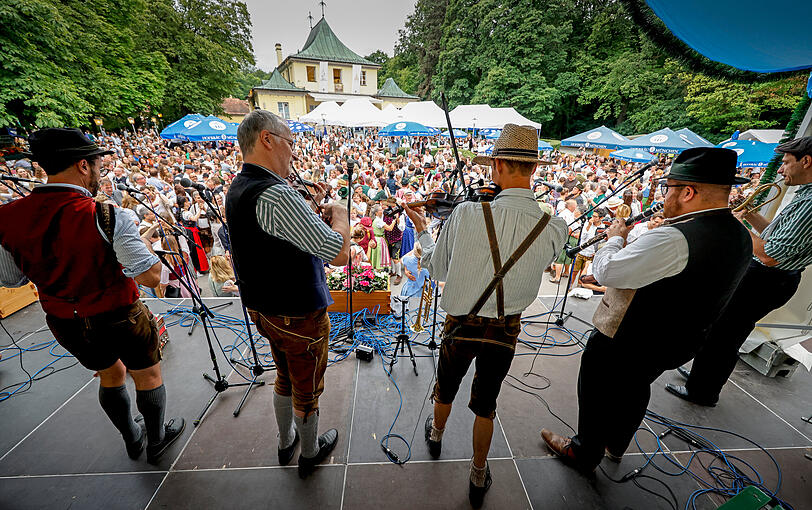 Eine Musikkapelle spielt beim Kocherlball am Chinesischen Turm.