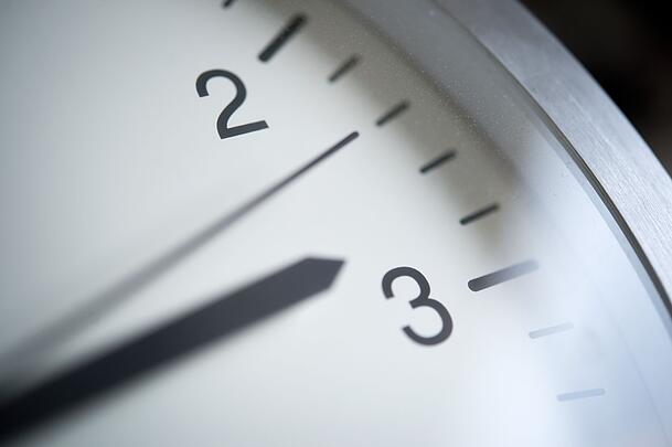 Bei der Sommerzeit wird von 2 auf 3 Uhr vorgestellt. Bei der Sommerzeit wird von 2 auf 3 Uhr vorgestellt.