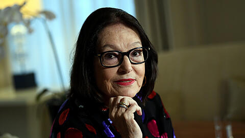Die griechische Sängerin Nana Mouskouri während eines Interviews. Die auf Kreta geborene und in Athen aufgewachsene Griechin, die einst klassische Musik studierte, Jazz sang und seit fast 65 Jahren weltweit berühmt ist, lebt in Genf.