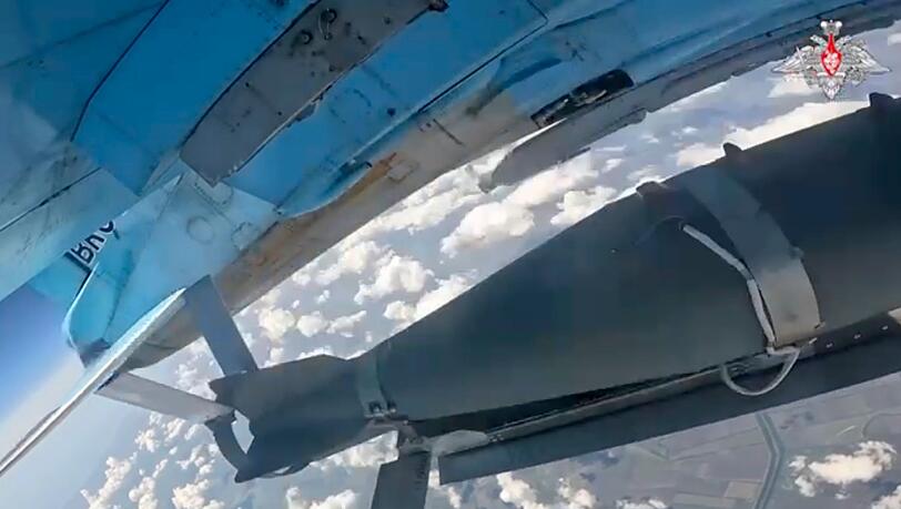 Das russische Militär wirft die Gleitbomben vom Flugzeug aus ab. (Archivbild) Das russische Militär wirft die Gleitbomben vom Flugzeug aus ab. (Archivbild)