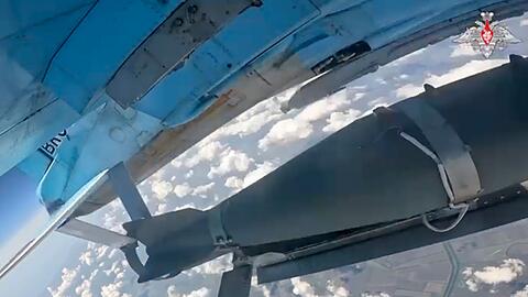 Das russische Milit&auml;r wirft die Gleitbomben vom Flugzeug aus ab. (Archivbild)