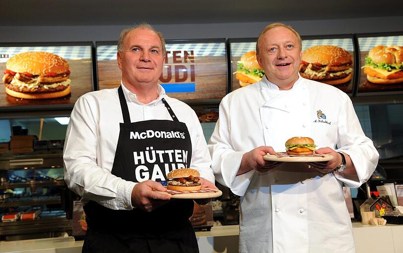 Bayern-Präsident Uli Hoeneß präsentierte mit Starkoch Alfons Schuhbeck die von ihm kreierten Nürnberger.