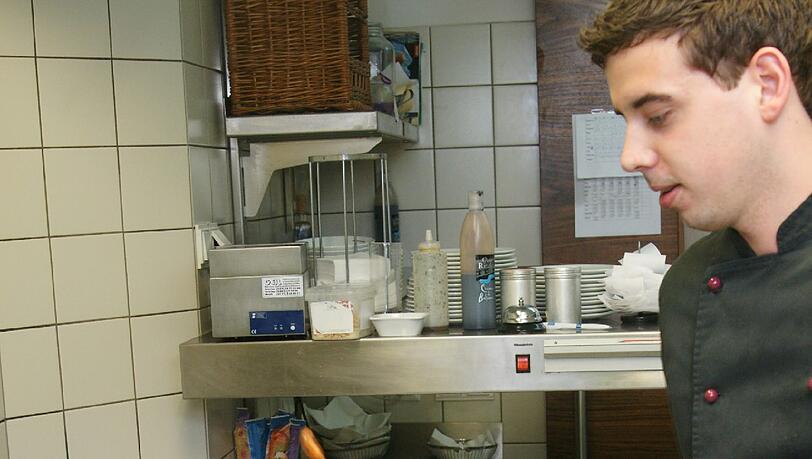 In der Küche arbeiten junge Leute, die Spaß haben am Kochen. In der Küche arbeiten junge Leute, die Spaß haben am Kochen.