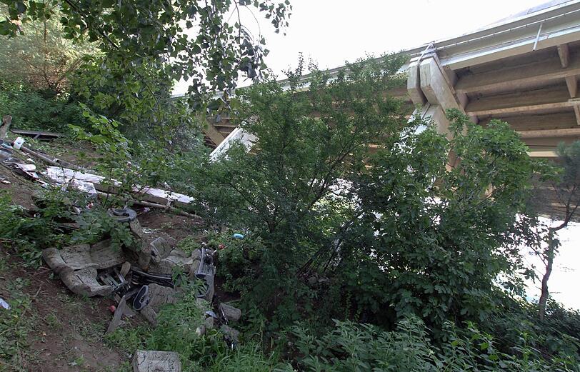 Auf dem Rückweg von einem Ausflug stürzt im Süden Italiens ein Reisebus von einer Autobahnbrücke rund 30 Meter in die Tiefe. 36 Menschen sterben, 11 weitere werden schwer verletzt.