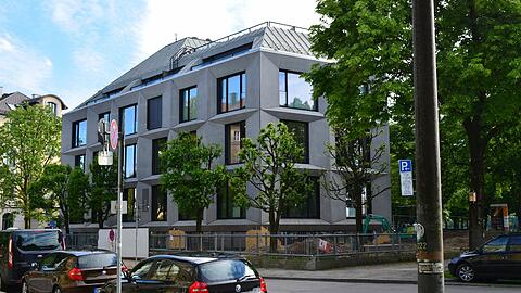 Schießschartenähnliche Fensterrahmungen &bdquo;zieren&ldquo; zahlreiche Neubauten. Soll München auch noch die nördlichste Stadt Graubündens werden?