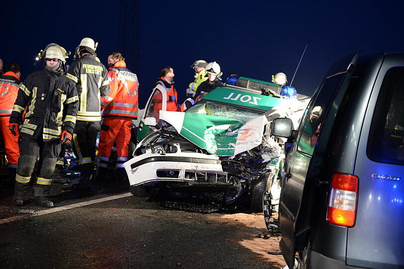 Ein Linienbus und zwei Autos sind am Montag bei Grabenstätt (Kreis Traunstein) zusammengestoßen. Die Bilder von der Unfallstelle.