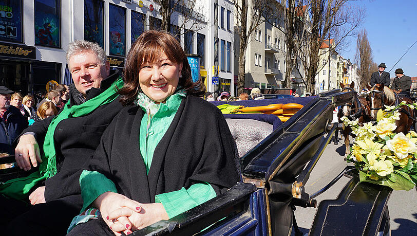 OB Dieter und eine Frau Petra ließen sich in einer Kutsche durch die die Parade fahren. OB Dieter und eine Frau Petra ließen sich in einer Kutsche durch die die Parade fahren.
