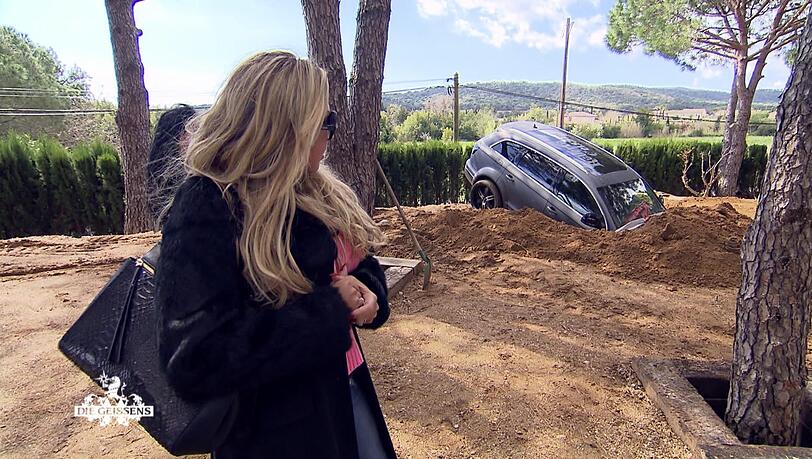 Carmen Geiss vor ihrem geliebten Q7. Carmen Geiss vor ihrem geliebten Q7.