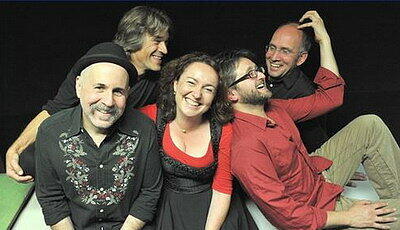 Lorin Sklamberg, Alex Haas, Andrea Pancur, Ilya Shneyveys und Guy Schalom beim Alpenklezmern.