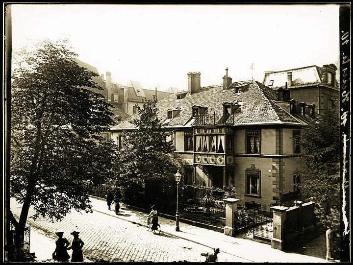 Die Paul-Heyse-Straße 1905 als geradezu ländliche Idylle mit begrünten Vorgärten. Die werden 1936/37 hier und in der Schwanthalerstraße gekappt.