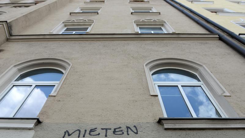 "Mieten runter!" steht an einer Hausfassade. Foto: Andreas Gebert/Archivbild "Mieten runter!" steht an einer Hausfassade. Foto: Andreas Gebert/Archivbild