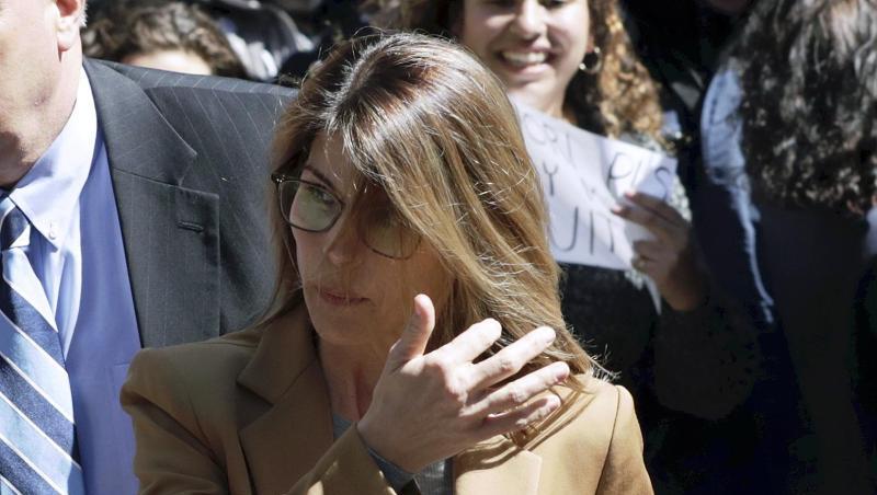 Lori Loughlin hat auf "nicht schuldig" plädiert. Lori Loughlin hat auf "nicht schuldig" plädiert.