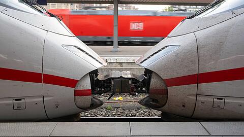 Der Mann klammerte sich laut Bundespolizei zwischen zwei Waggons an ummantelten Kabelsträngen fest. (Symbolbild)