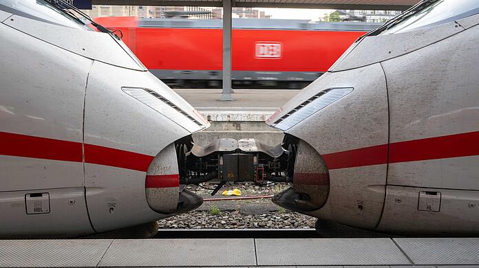 Der Mann klammerte sich laut Bundespolizei zwischen zwei Waggons an ummantelten Kabelsträngen fest. (Symbolbild)