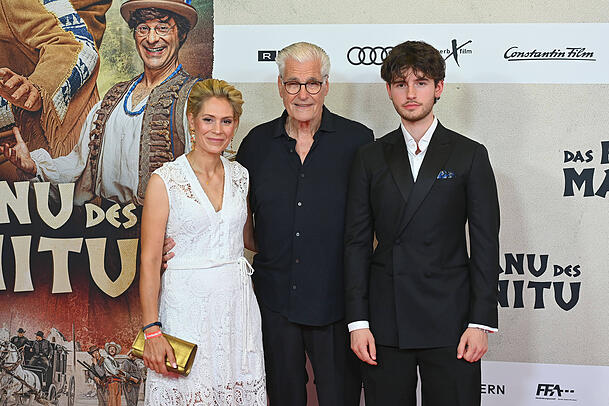 Bei der Filmpremiere von "Das Kanu des Manitu": Sky du Mont (M.) mit Sohnemann Fayn (re.) und Freundin Julia Schütze (li.).