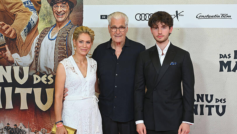 Bei der Filmpremiere von "Das Kanu des Manitu": Sky du Mont (M.) mit Sohnemann Fayn (re.) und Freundin Julia Schütze (li.).