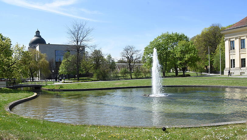 Der Prinz-Carl-Palais-Brunnen mit der Bayerischen Staatskanzlei im Hintergrund – hier wurde der Münchner leblos gefunden.