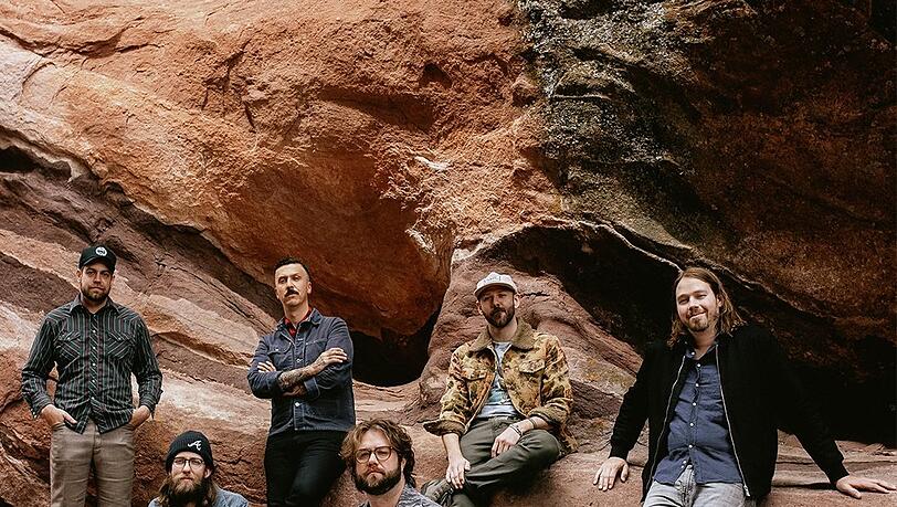 American Aquarium um Songwriter BJ Barham (verschränkte Arme) im legendären Red Rocks Amphitheatre American Aquarium um Songwriter BJ Barham (verschränkte Arme) im legendären Red Rocks Amphitheatre
