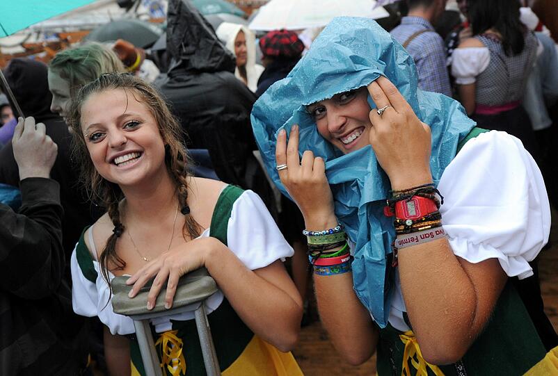 Trotz Sauwetter und Regen warten bereits viele Wiesngänger auf den Wiesnanstich. Der Kampf um den Platz im Bierzelt beginnt schon am frühen Morgen. Die ersten Bilder.
