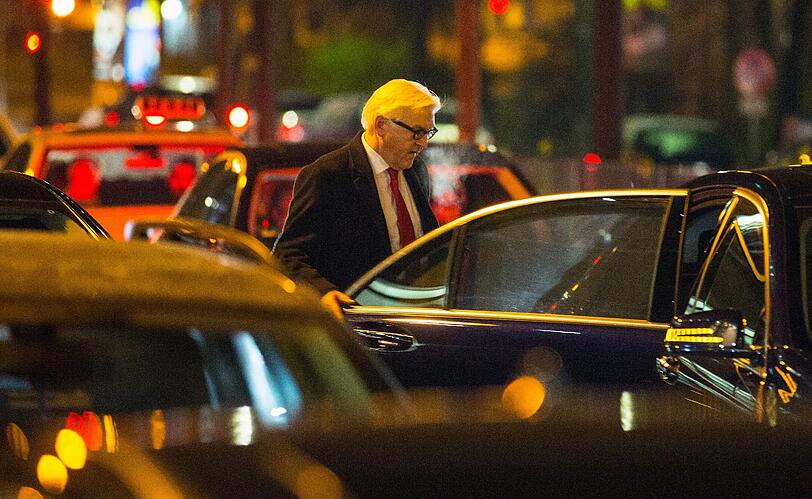 Auch SPD-Fraktionschef Frank-Walter Steinmeier ist sichtlich erleichtert. Nach einer 17-Stündigen Marathonsitzung haben sich Union und SPD auf einen  Koalitionsvertrag geeinigt.