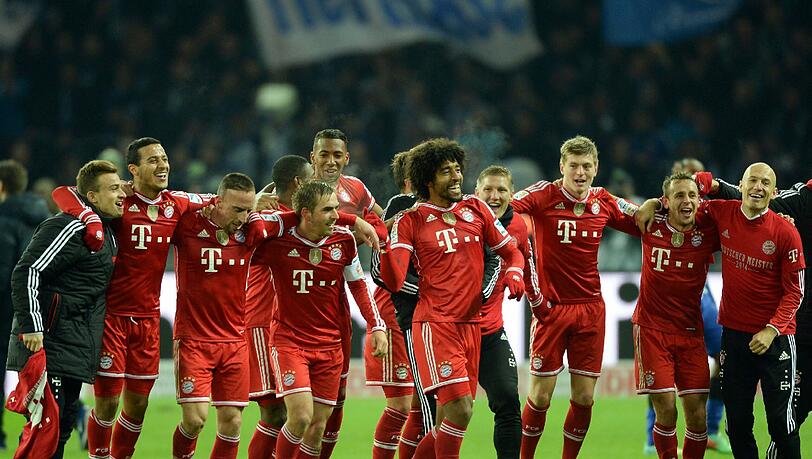Bayerns Spieler jubeln nach dem Sieg in Berlin. Bayerns Spieler jubeln nach dem Sieg in Berlin.