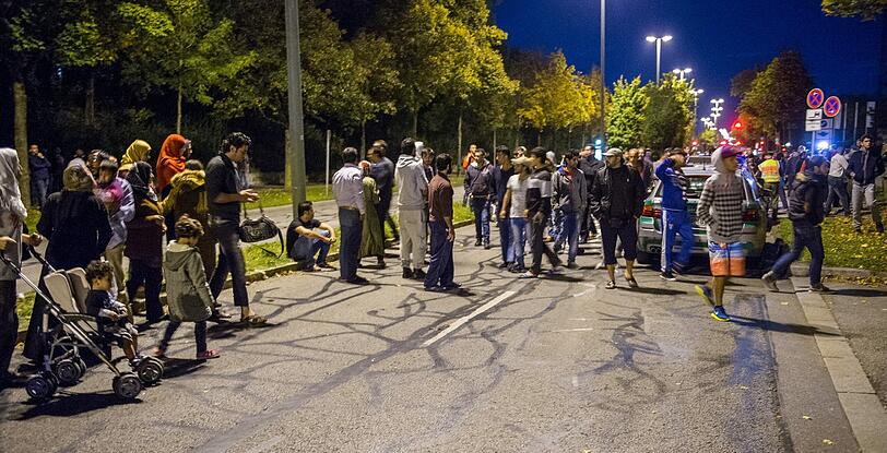 Am Donnerstagabend protestierten Asylbewerber vor der Bayernkaserne in Freimann. Die Bilder.