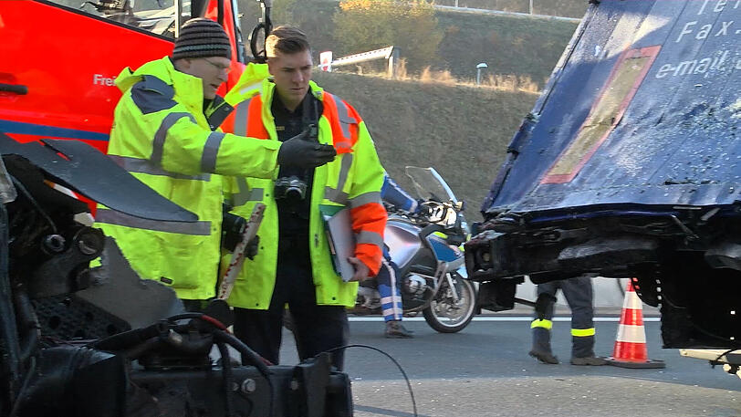 Aus ungeklärter Ursache krachte ein Lastwagen auf der A3 ungebremst in den vor ihm fahrenden Lkw.