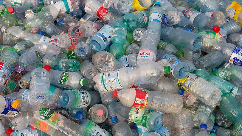 Einwegflaschen haben einen Marktanteil von rund 52 Prozent. Zwar sollten sie durch Recycling zurück in den Kreislauf gelangen, sie bestehen aber nur zu 28 Prozent aus wiederverwertetem PET. Einwegflaschen haben einen Marktanteil von rund 52 Prozent. Zwar sollten sie durch Recycling zurück in den Kreislauf gelangen, sie bestehen aber nur zu 28 Prozent aus wiederverwertetem PET.