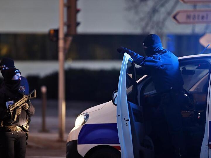 Französische Polizisten haben weitere fünf Personen im Zusammenhang mit dem Terroranschlag in Straßburg festgenommen.