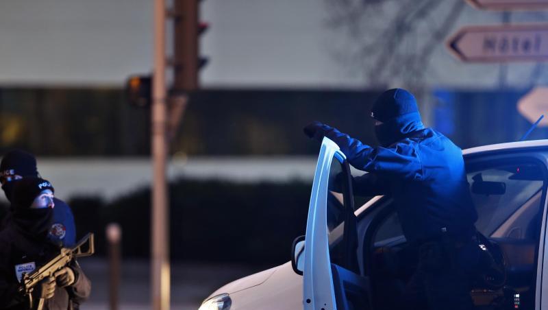 Französische Polizisten haben weitere fünf Personen im Zusammenhang mit dem Terroranschlag in Straßburg festgenommen. Französische Polizisten haben weitere fünf Personen im Zusammenhang mit dem Terroranschlag in Straßburg festgenommen.