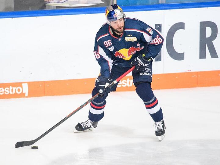 Andreas Eder von München spielt den Puck. Foto: Matthias Balk/dpa/Archivbild