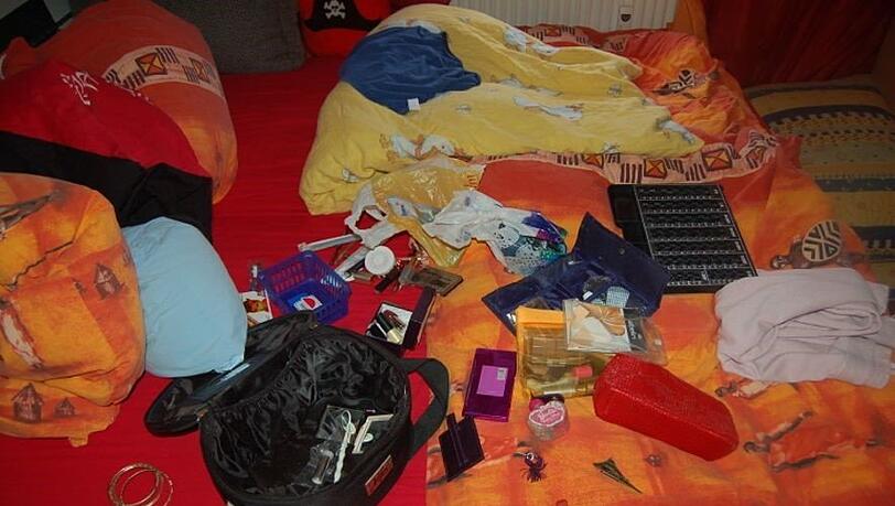 Das Schlafzimmer ist durchwühlt, alles ist auf dem Bett ausgebreitet. Das Schlafzimmer ist durchwühlt, alles ist auf dem Bett ausgebreitet.