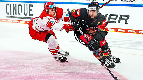 "Das Standing des deutschen Eishockeys hat sich in Nordamerika durch die Erfolge extrem ver&auml;ndert", sagt DEB-Star Tobias Rieder (r.).