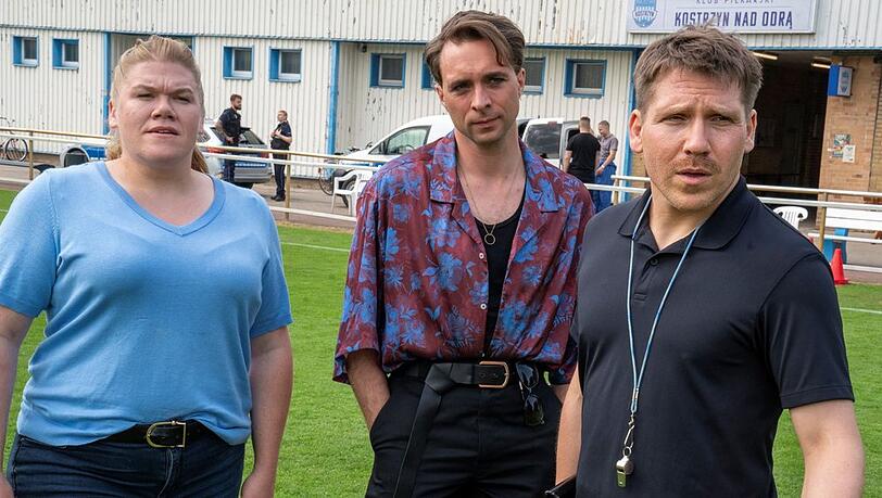 Die "Polizeiruf 110"-Ermittler Alexandra Luschek (Gisa Flake) und Vincent Ross (André Kaczmarczyk, M.) treffen in "Spiel gegen den Ball" auf Fußballtrainer Hannes (Hanno Koffler).